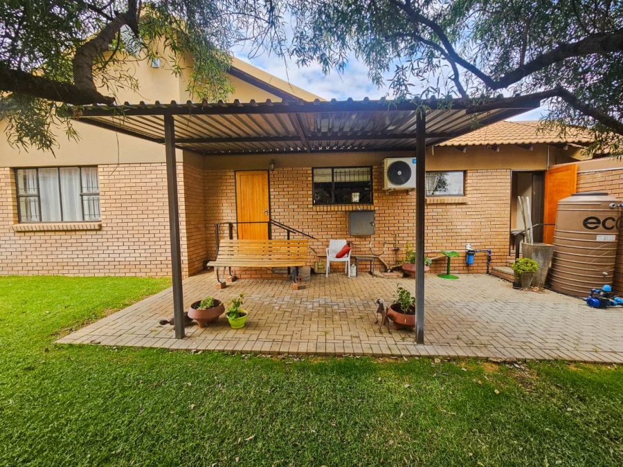 2 Bedroom Property for Sale in Langenhovenpark Free State